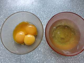 杂粮小四卷,取两个无油无水的容器，分离蛋清与蛋黄