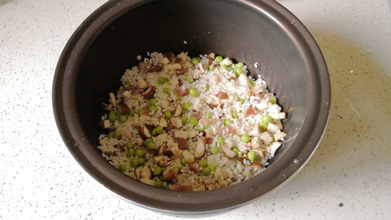 糯米豌豆饭—立夏饭,将所有食材搅拌均匀。