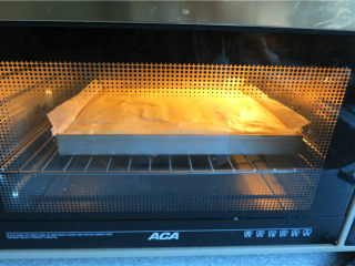 杂粮小四卷,放入预热好了的烤箱中层，170度烤22分钟