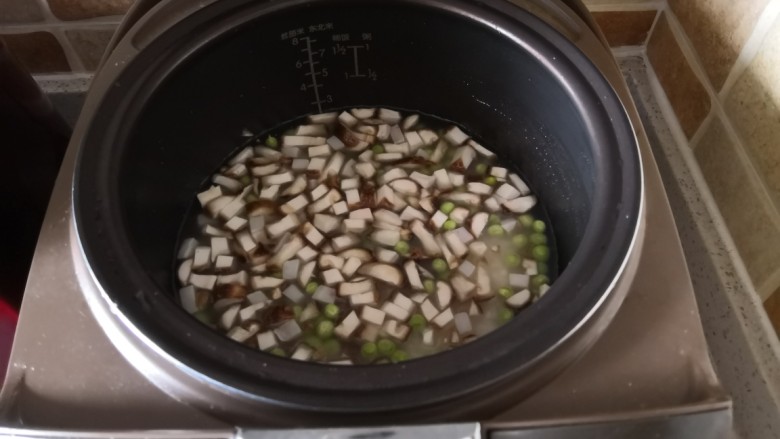 糯米豌豆饭—立夏饭,按下煮饭键。