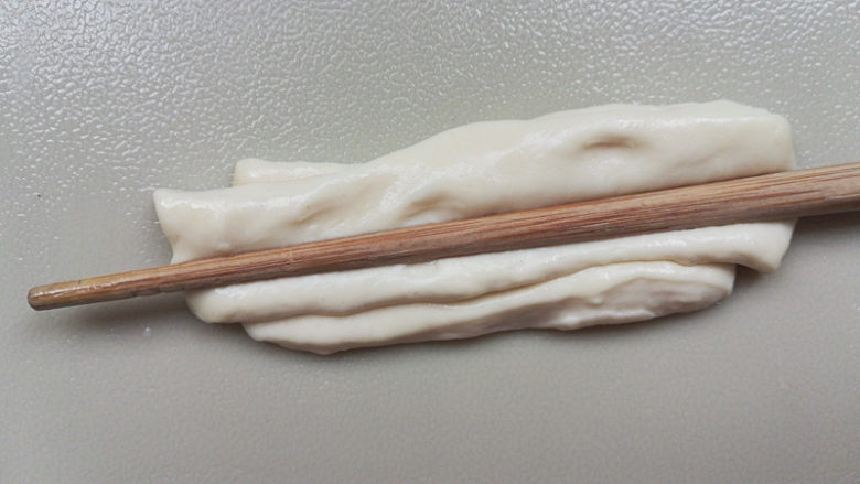 脆皮油条,将两块面团重叠，用筷子在中间压一下。