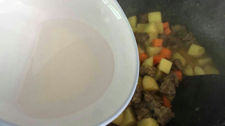 咖喱牛腩土豆,出锅前放点淀粉水勾芡即可出锅