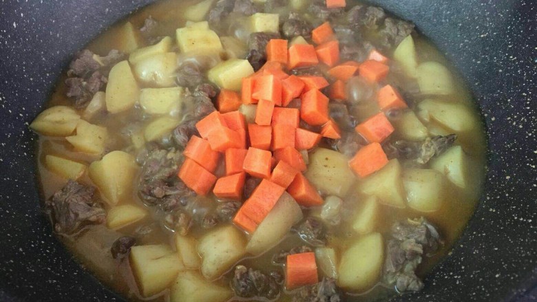 咖喱牛腩土豆,煮好了加胡萝卜粒再煮一下，切的比较小容易熟，所以最后下