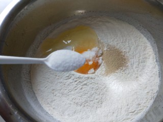 椒盐小花卷,面粉200克，加一鸡蛋，1克盐，1克酵母。