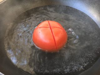 #了不起的小番茄# 番茄汁大虾,另外起锅，将水烧开，放入划好十字的番茄焯烫1或者2分钟，然后捞出来过凉水。