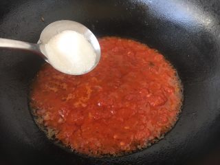 #了不起的小番茄# 番茄汁大虾,放入40g的白糖，
将番茄汁熬制均匀。