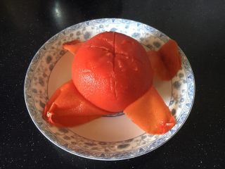 #了不起的小番茄# 番茄汁大虾,将番茄的皮撕下去。