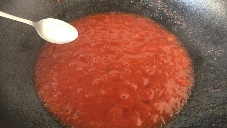#了不起的小番茄# 番茄汁大虾,放入1勺的水淀粉勾芡。