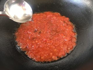 #了不起的小番茄# 番茄汁大虾,放入20g的白醋。