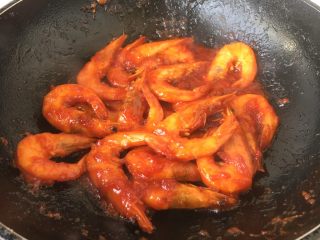 #了不起的小番茄# 番茄汁大虾,翻炒均匀，将番茄汁均匀的裹在大虾上即可。