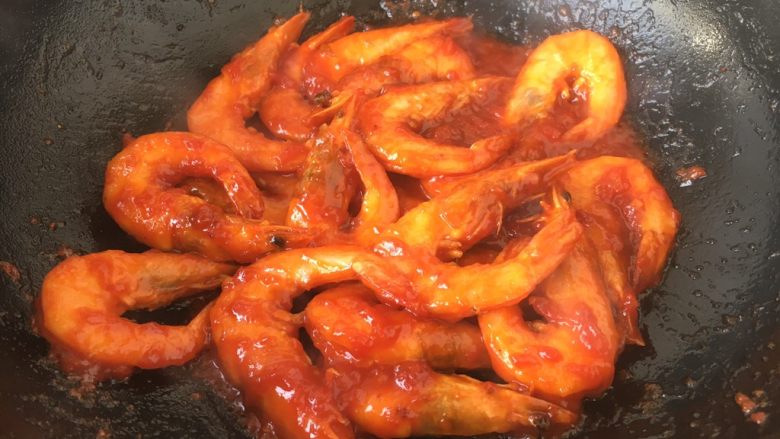 #了不起的小番茄# 番茄汁大虾,翻炒均匀，将番茄汁均匀的裹在大虾上即可。