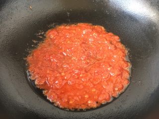 #了不起的小番茄# 番茄汁大虾,将番茄蛋炒均匀，小火熬制，熬至软烂浓稠。