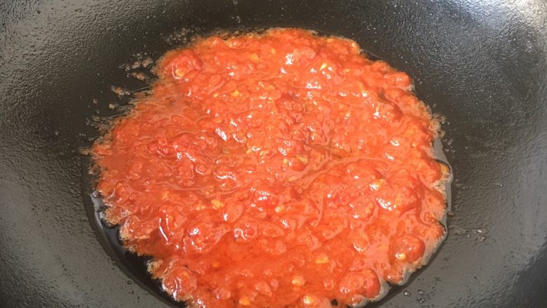 #了不起的小番茄# 番茄汁大虾,将番茄蛋炒均匀，小火熬制，熬至软烂浓稠。