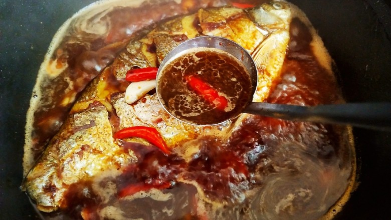 红烧武昌鱼,期间朝鱼身上浇汤汁，方便其入味