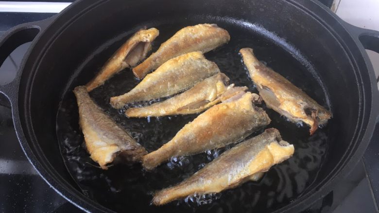 铁锅版红烧小黄花鱼,把小黄花鱼的两面都煎至金黄色。