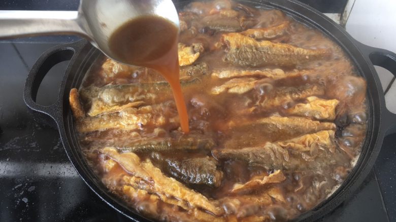 铁锅版红烧小黄花鱼,炖鱼时可用双手端住锅把晃动锅，避免粘锅。另外用勺舀起汤汁浇在鱼上，反复几次，为了使锅里上边的鱼很好入味。