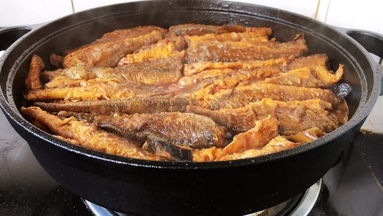 铁锅版红烧小黄花鱼,最后放入适量的盐调味，将汤汁收至浓稠或个人喜欢的程度即可。