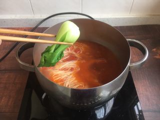 #了不起的小番茄# 番茄鲜虾蔬菜鸡蛋挂面汤（早餐）,放入小油菜。
