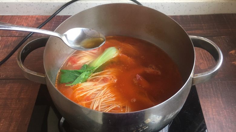 #了不起的小番茄# 番茄鲜虾蔬菜鸡蛋挂面汤（早餐）,放入2滴香油。