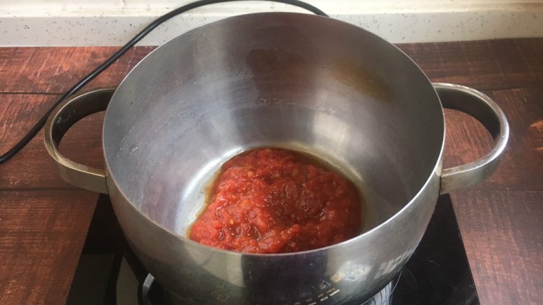 #了不起的小番茄# 番茄鲜虾蔬菜鸡蛋挂面汤（早餐）,大火置锅，锅热放油，放入葱花爆香，然后放入番茄，将番茄熬成番茄汁。