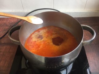 #了不起的小番茄# 番茄鲜虾蔬菜鸡蛋挂面汤（早餐）,放适量的盐调味。