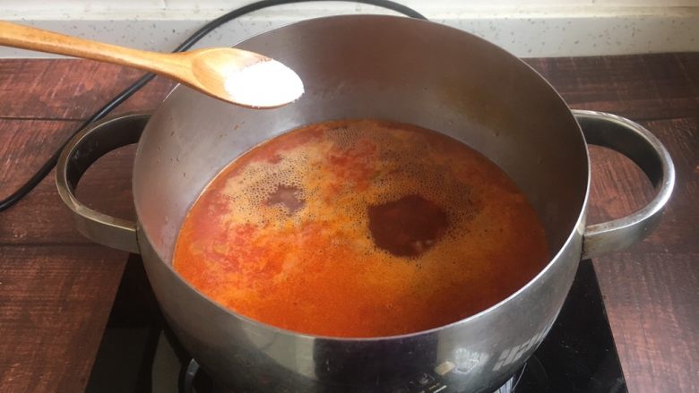 #了不起的小番茄# 番茄鲜虾蔬菜鸡蛋挂面汤（早餐）,放适量的盐调味。