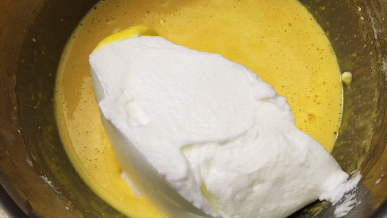 数字蛋糕,将烤箱150度预热10分钟。放入1/3蛋白到蛋黄糊中，用切拌的方式拌匀