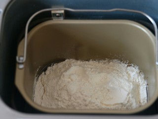 红枣核桃吐司,除黄油外的面团材料放入面包机，启动和面程序揉一个程序后加入软化的黄油，揉到可以扯出透明的薄膜阶段