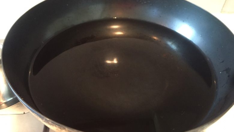 红烧排骨,锅中放入适量水烧开。