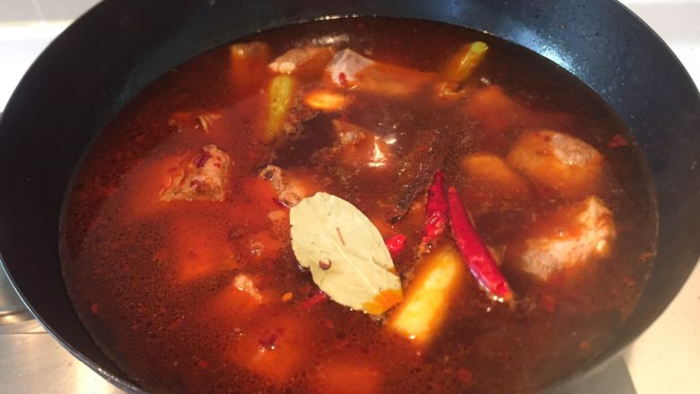 红烧排骨,加入桂皮，干辣椒，香叶花椒，盐，加入半锅开水小火慢炖两小时。
