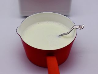 饼干棉花糖炒酸奶,先把装酸奶的杯子和放奶粉的器皿用开水消毒后备用，奶锅里加入奶粉和白糖，先用50克清水化开奶粉和白糖后、倒入800克开水慢慢搅拌均匀