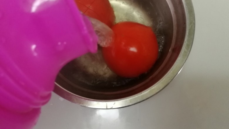 了不起的小番茄+松软香嫩的番茄鸡蛋饼,用开水浸泡