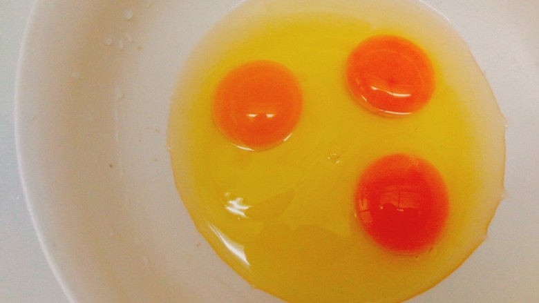 了不起的小番茄+松软香嫩的番茄鸡蛋饼,取一个大碗里打入3个鸡蛋