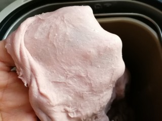 紫薯豆沙扭扭包,揉面至出现粗膜状态后，再加入软化的黄油，继续揉面