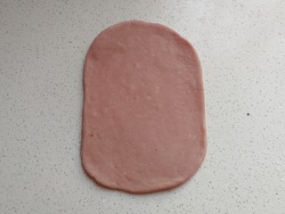 紫薯豆沙扭扭包,取一份静置好的小面团，用擀面杖擀成长方形的小面片