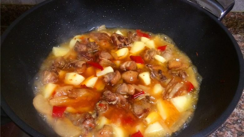 风味酸萝卜烧鸭,倒入适量清水（没过菜即可）煮开，然后火关小一点煮至汤汁浓稠。