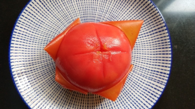 了不起的小番茄  番茄乌冬面,给番茄去皮。