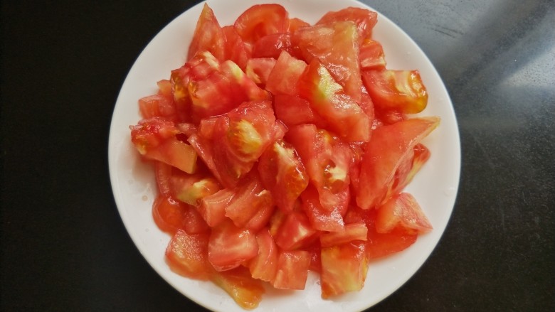 了不起的小番茄  番茄乌冬面,把番茄切丁。
