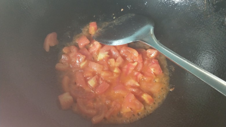 了不起的小番茄  番茄乌冬面,放入番茄，炒出汁。