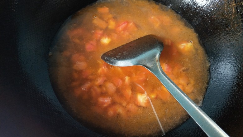 了不起的小番茄  番茄乌冬面,放入一碗清水。
