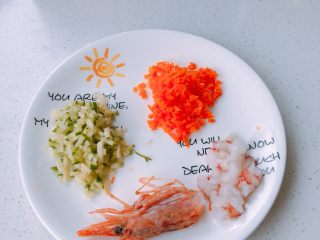 虾仁五彩短面,黄瓜，胡萝卜切丁，虾仁去皮切丁，虾头洗干净备用