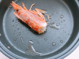 虾仁五彩短面,锅里倒入牛油果油，把虾头炒出红油
