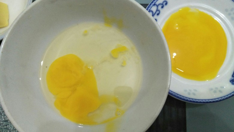 金枪鱼面包,一个<a style='color:red;display:inline-block;' href='/shicai/ 9'>鸡蛋</a>留一点蛋白和蛋黄用于涂面，其余的用于和面。
