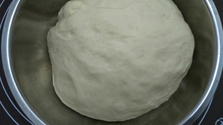 金枪鱼面包,面团发酵到原来的两倍大，在案板上揉一会进行排气。