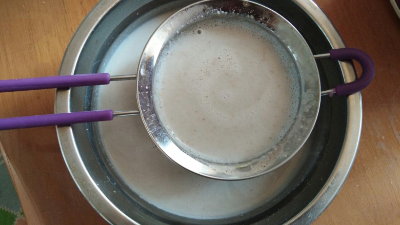 自制醇香燕麦干果牛奶，早餐来一杯,找一个干净的漏网放在上面，到出燕麦牛奶，撇沫。