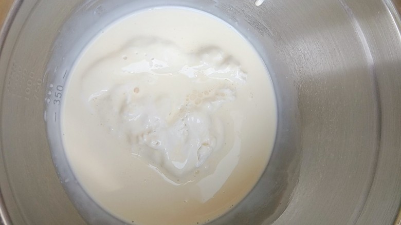 超完美不开裂蛋糕卷~安安原创食谱~,趁着晾蛋糕卷时候，我们打发淡奶油，淡奶油和fluff焦糖味液体棉花糖放在无油无水的打蛋盆里；