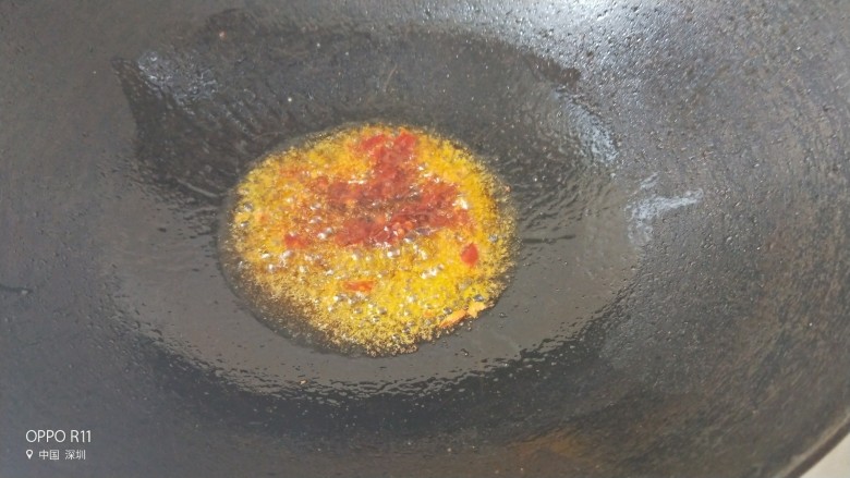 咖喱土豆虾仁炒饭,锅里油烧热，放一勺豆瓣酱炒出红油