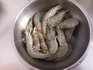 蒜蓉开背烤虾,先把虾洗干净，把虾须剪掉