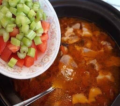 了不起的小番茄+番茄牛腩汤,将芹菜丁和生下的番茄倒入锅中，盖盖子再煲10-15分钟
