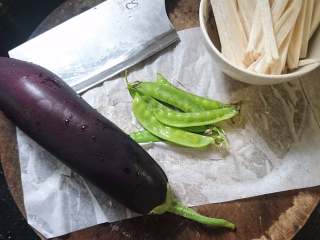 天妇罗盖浇饭,杏鲍菇切小棍备用，准备好喜欢的蔬菜